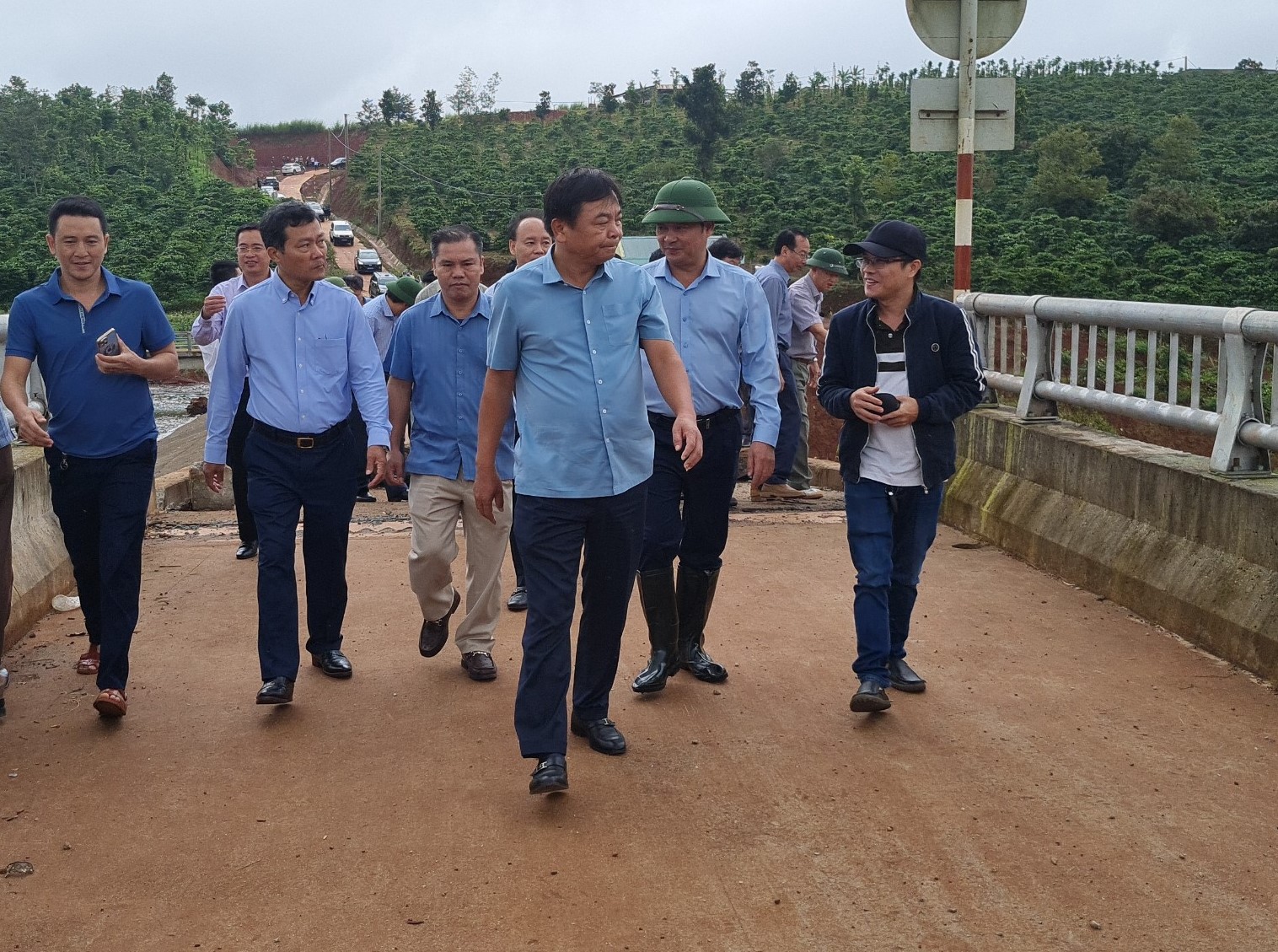 Thứ trưởng Bộ Nông nghiệp và Phát triển Nông thôn Nguyễn Hoàng Hiệp cùng đoàn công tác khảo sát tình hình sạt lở tại đập Đắk N'Ting. Ảnh: Cường Mai