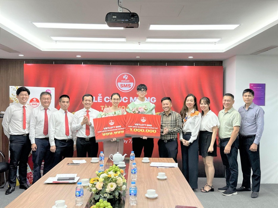 Lễ trao quà cho khách hàng thứ 999.999 và 1 triệu của Vietlott SMS. Ảnh Ngọc Phạm