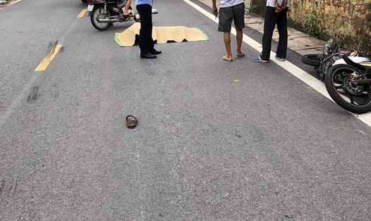 Va chạm với ô tô do mắc vào bạt bên đường người đàn ông ở Thái Bình tử vong. Ảnh: Đông Hưng 24h