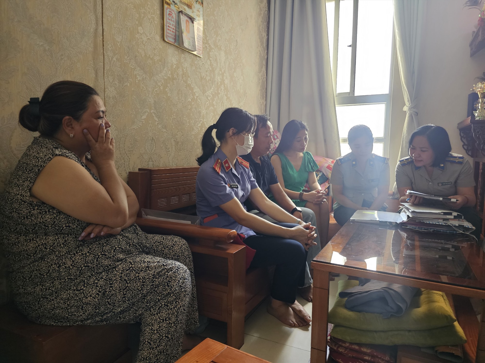 Buổi làm việc giữa các bên tại căn hộ A14-09 chung cư Dream Home (Phường 14, quận Gò Vấp). Ảnh: Mai Song
