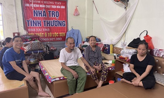 Gia đình ông Nguyễn Văn Xuân (áo trắng) đã thuê đất và xây dựng ngôi nhà trọ miễn phí cho các bệnh nhân chạy thận. Ảnh: Minh Tùng.