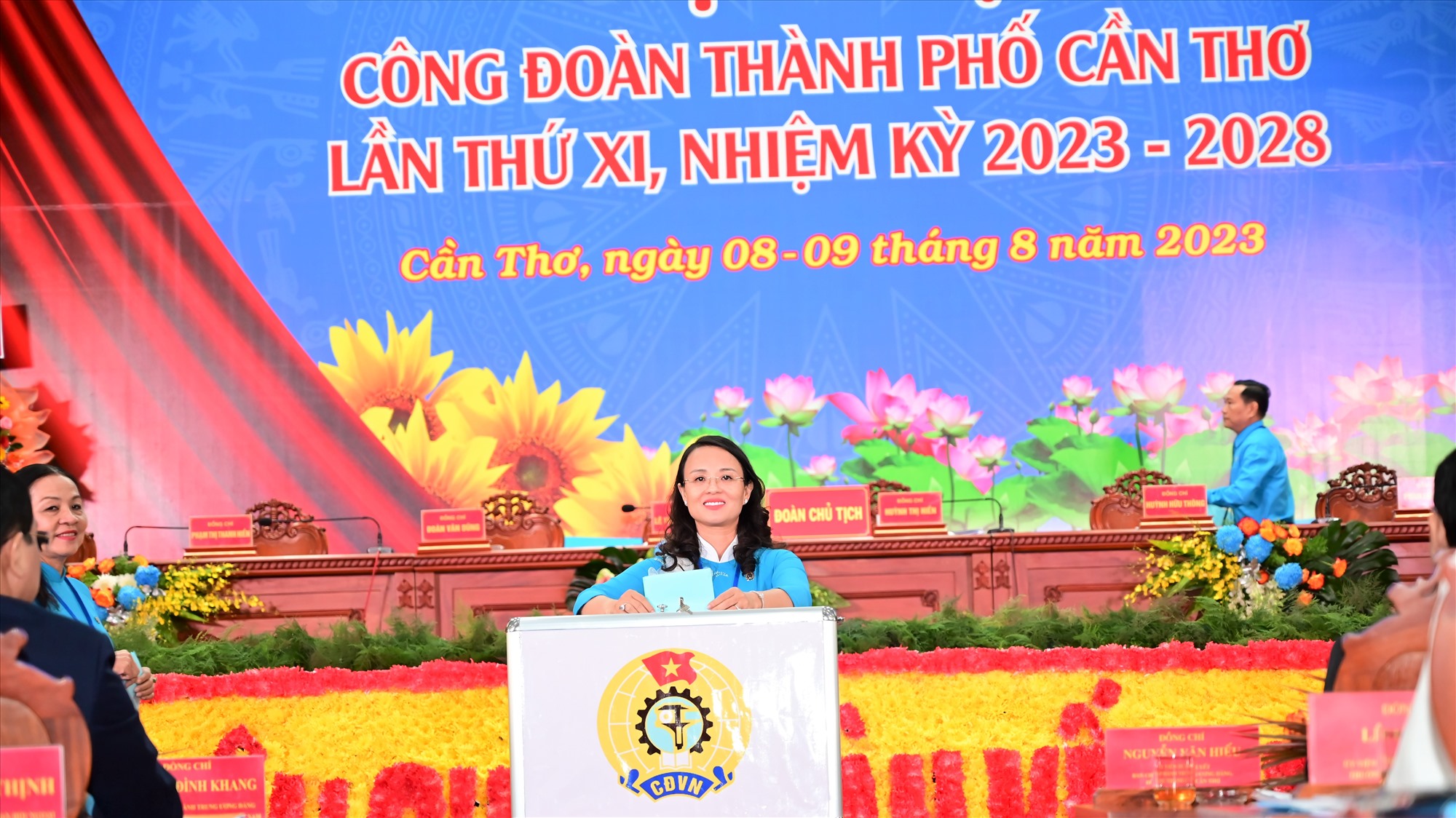 Đại biểu bỏ phiếu bầu Ban Chấp hành LĐLĐ TP Cần Thơ khoá XI, nhiệm kỳ 2023-2028. Ảnh: Đạt Phan