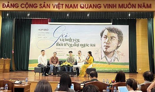 Ban tổ chức và ê-kíp nghệ sĩ giới thiệu chương trình tôn vinh thơ ca, kịch của Lưu Quang Vũ. Ảnh: Thùy Trang