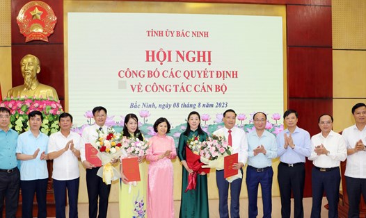 Lãnh đạo tỉnh Bắc Ninh chúc mừng tân lãnh đạo các sở, ngành được bổ nhiệm. Ảnh: Cổng TTĐT Bắc Ninh

