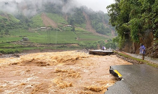 Một đoạn quốc lộ 32 qua huyện Mù Cang Chải bị lũ "nuốt chửng”. Ảnh: NDCC