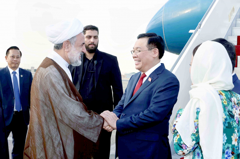 Sáng 8.8, Chủ tịch Quốc hội Vương Đình Huệ và đoàn đại biểu cấp cao Quốc hội Việt Nam đã đến sân bay Mehrabad, thủ đô Tehran. Ảnh: TTXVN