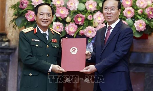 Chủ tịch nước Võ Văn Thưởng trao quyết định cho Thượng tướng Trịnh Văn Quyết. Ảnh: Thống Nhất/TTXVN
