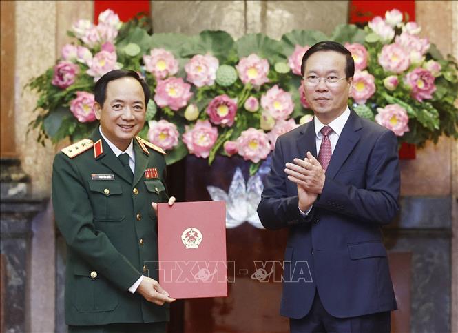Chủ tịch nước Võ Văn Thưởng trao quyết định cho Thượng tướng Trịnh Văn Quyết. Ảnh: Thống Nhất/TTXVN 