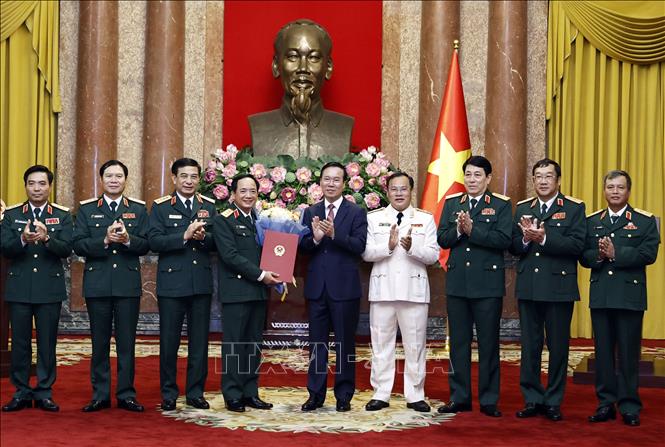 Chủ tịch nước Võ Văn Thưởng và các đại biểu chúc mừng Thượng tướng Trịnh Văn Quyết. Ảnh: Thống Nhất/TTXVN 