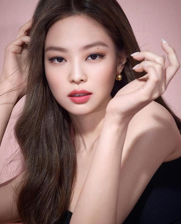Một nhãn hàng đã tiết lộ mức giá của Jennie là gương mặt đại diện cho hãng ít nhất 700 triệu won (tương đương 13 tỷ đồng) và cao nhất có thể đạt đến 1 tỷ won (khoảng 18,5 tỷ đồng) cho một hợp đồng quảng cáo.