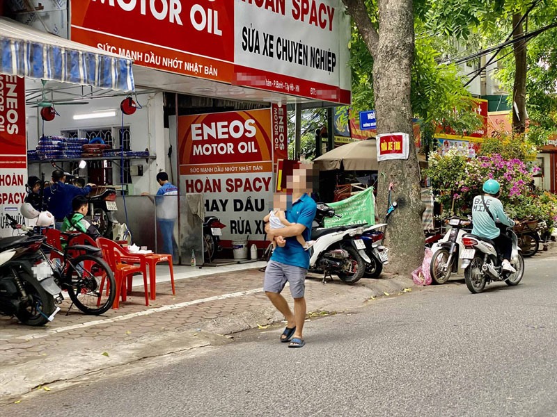 Người dân buộc phải đi bộ xuống lòng đường vì vỉa hè đã hết "đất". Ảnh: Vĩnh Hoàng