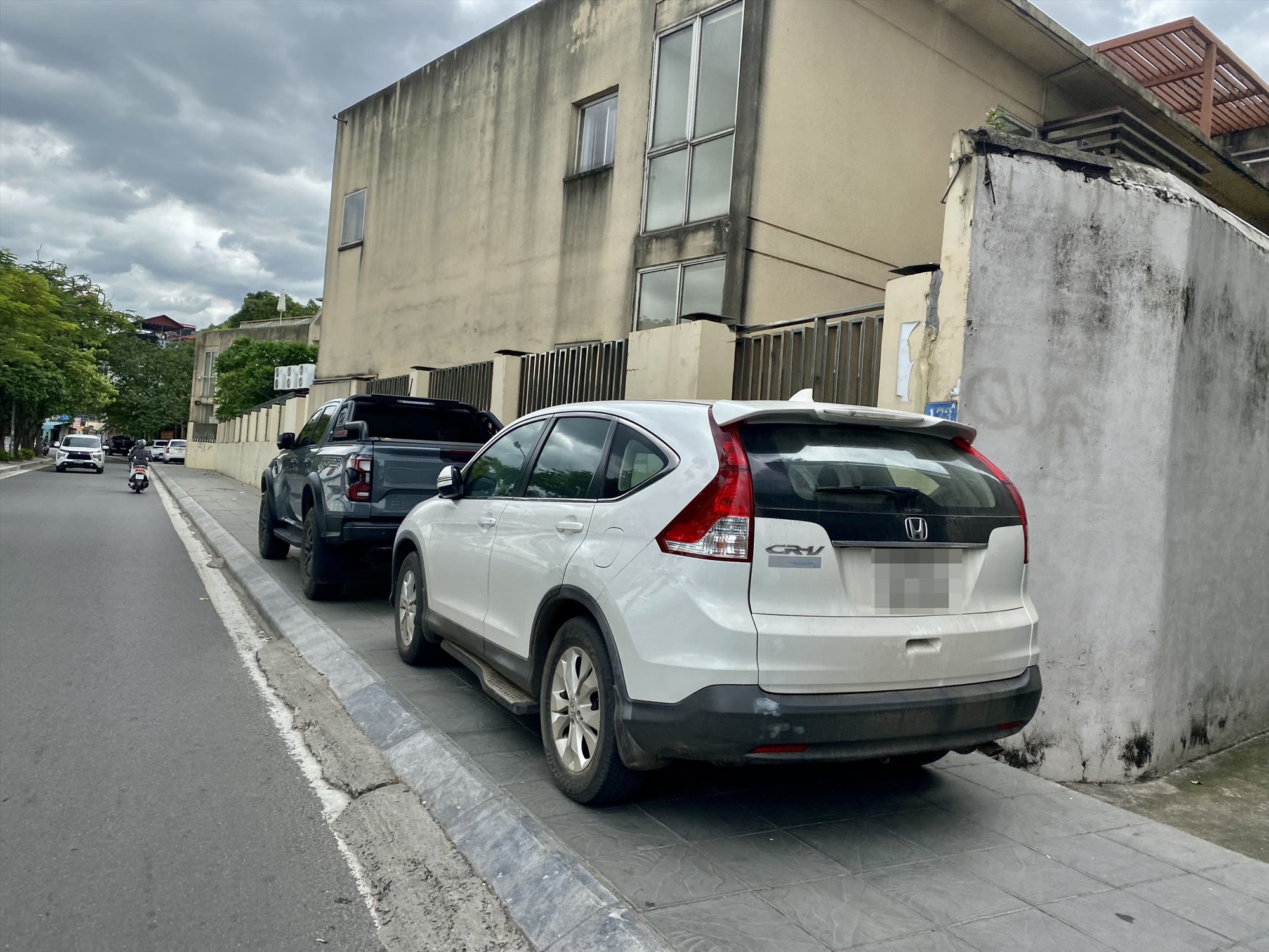 Hàng loạt ôtô ngang nhiên đỗ trên vỉa hè phố Nguyễn Đình Thi. Ảnh: Vĩnh Hoàng