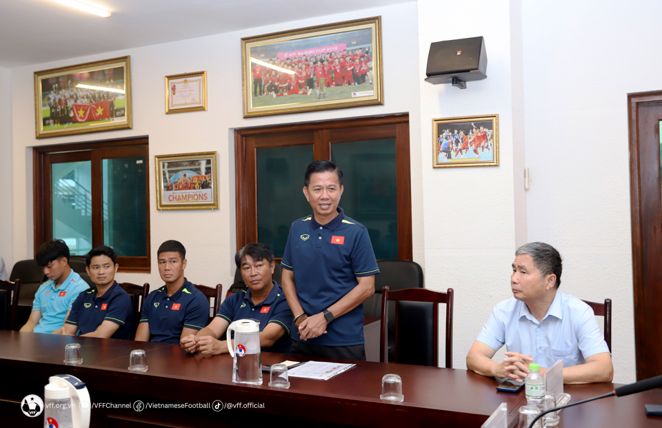 Huấn luyện viên Hoàng Anh Tuấn báo cáo tình hình chuẩn bị của U23 Việt Nam. Ảnh: VFF