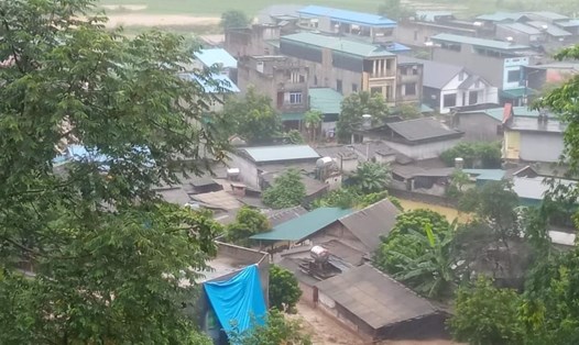 Hàng chục hộ dân thôn Phời 3, xã Tả Phời, TP Lào Cai bị ngập sâu trong nước sau sự cố vỡ cống xả tràn ở đập hồ thải. Ảnh: Người dân cung cấp