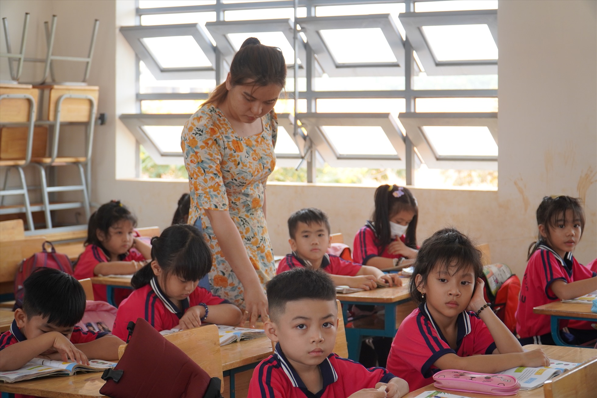 Học sinh trường tiểu học Suối Trầu đi học nhờ tại trường tiểu học Bình Sơn. Ảnh: Hà Anh Chiến