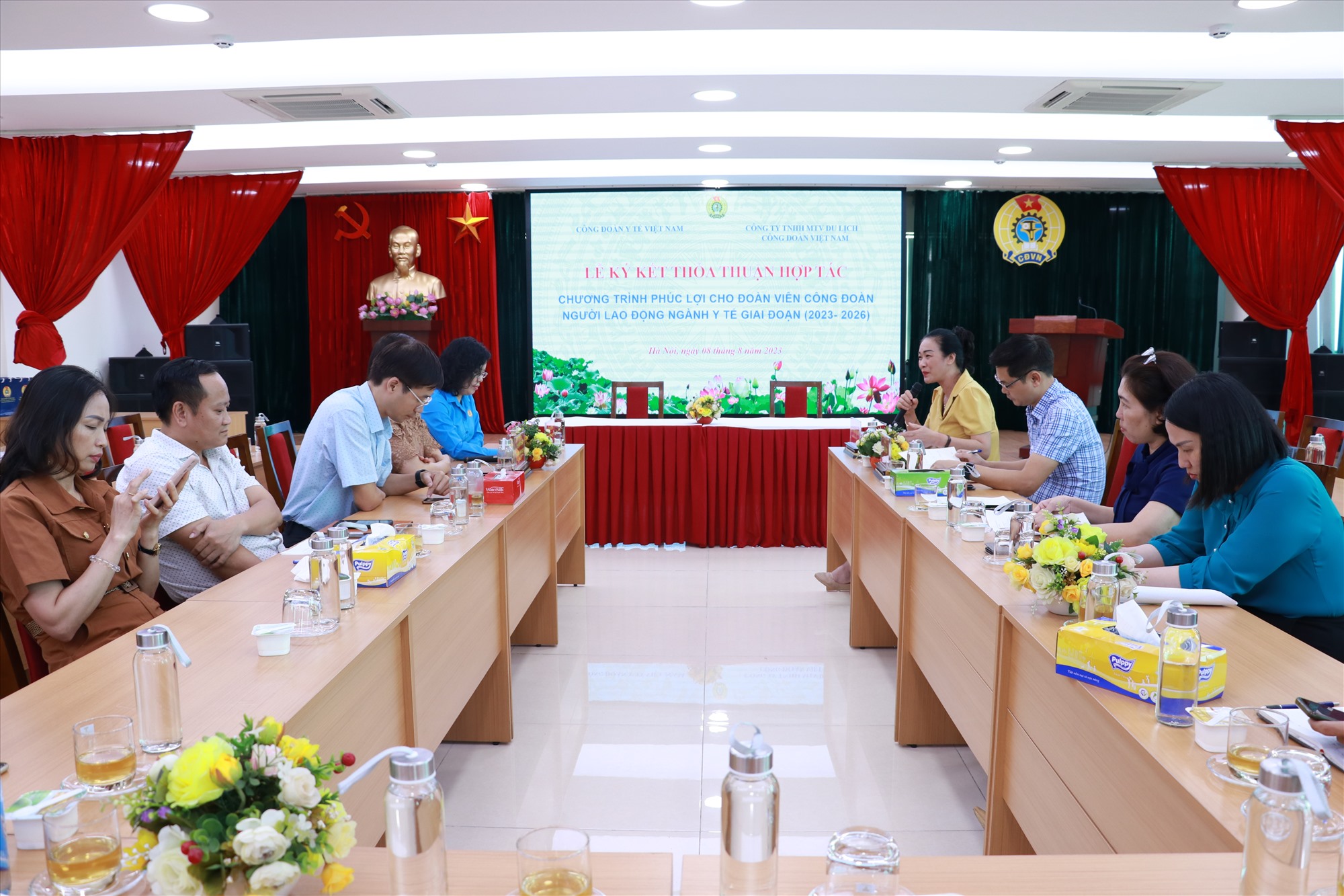 Bà Phạm Thanh Bình - Chủ tịch Công đoàn Y tế Việt Nam - trao đổi tại lễ ký kết. Ảnh: Quế Chi 