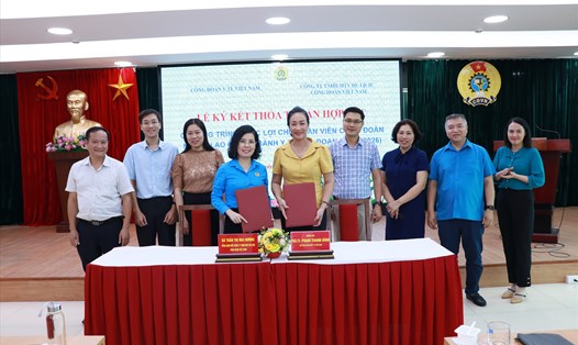 Lãnh đạo Công đoàn Y tế Việt Nam và Công ty TNHH MTV Du lịch Công đoàn Việt Nam ký thỏa thuận hợp tác. Ảnh: Quế Chi 
