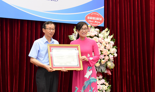 TS. Tạ Thị Thu Hiền, Giám đốc Trung tâm KĐCLGD, ĐHQGHN trao Giấy chứng nhận kiểm định chất lượng giáo dục (chu kỳ 2) cho Trường Đại học Sư phạm Hà Nội. Ảnh: Trà My