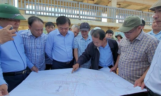 Ông Nguyễn Hoàng Hiệp - Thứ trưởng Bộ Nông nghiệp và Phát triển nông thôn kiểm tra tình hình tại hồ thuỷ lợi. Ảnh: Phan Tuấn