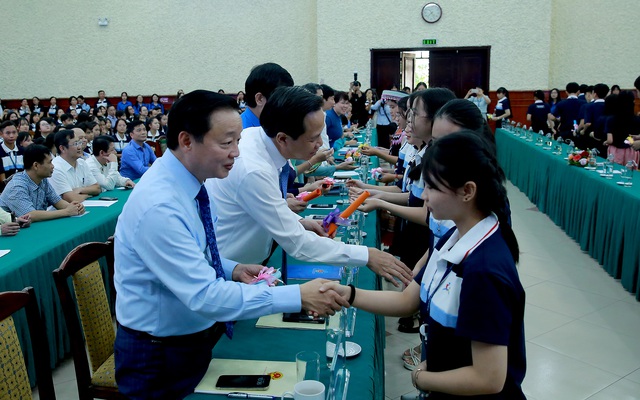 Phó Thủ tướng Trần Hồng Hà nhận thông điệp của Diễn đàn Trẻ em quốc gia lần thứ 7. Ảnh: VGP