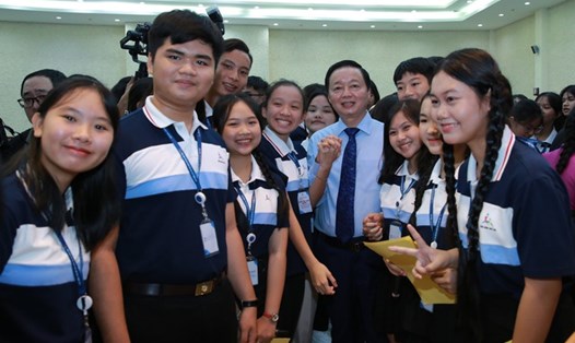 Phó Thủ tướng Trần Hồng Hà với các đại biểu tiêu biểu tham dự Diễn đàn Trẻ em quốc gia lần thứ 7. Ảnh: VGP

