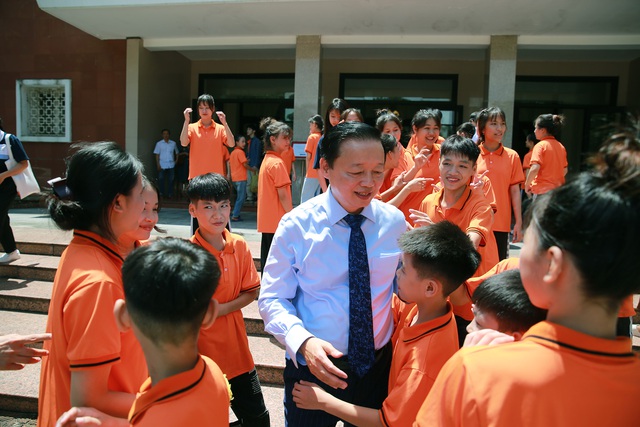 Phó Thủ tướng Trần Hồng Hà và các bạn nhỏ đang được chăm sóc tại Trung tâm Phục hồi chức năng người khuyết tật Thụy An. Ảnh: VGP