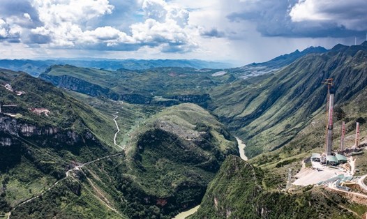 Địa điểm xây cầu treo hẻm núi sông Hoa Giang, Trung Quốc. Ảnh: Xinhua