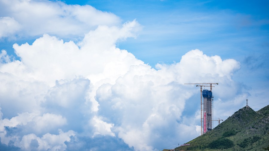 Một vài hình ảnh công trường xây dựng cầu treo cao nhất thế giới ở Trung Quốc. Ảnh: Xinhua
