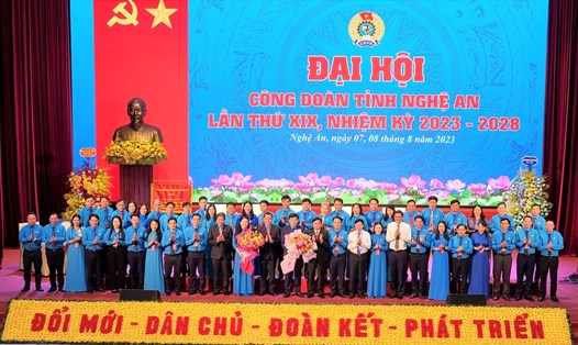 Lãnh đạo Tổng Liên đoàn và Tỉnh ủy Nghệ An tặng hoa chúc mừng Ban chấp hành LĐLĐ tỉnh Nghệ An khóa 19, nhiệm kỳ 2023 - 2028. Ảnh: Hải Đăng