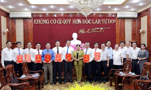Bà Trần Tuệ Hiền - Phó Bí thư Tỉnh uỷ, Chủ tịch UBND tỉnh Bình Phước trao quyết định bổ nhiệm nhân sự chủ chốt cấp sở và cấp huyện.