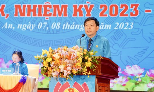 Ông Kha Văn Tám - Chủ tịch Liên đoàn Lao động tỉnh Nghệ An nhiệm kỳ 2023 – 2028 phát biểu bế mạc Đại hội. Ảnh: Quỳnh Trang
