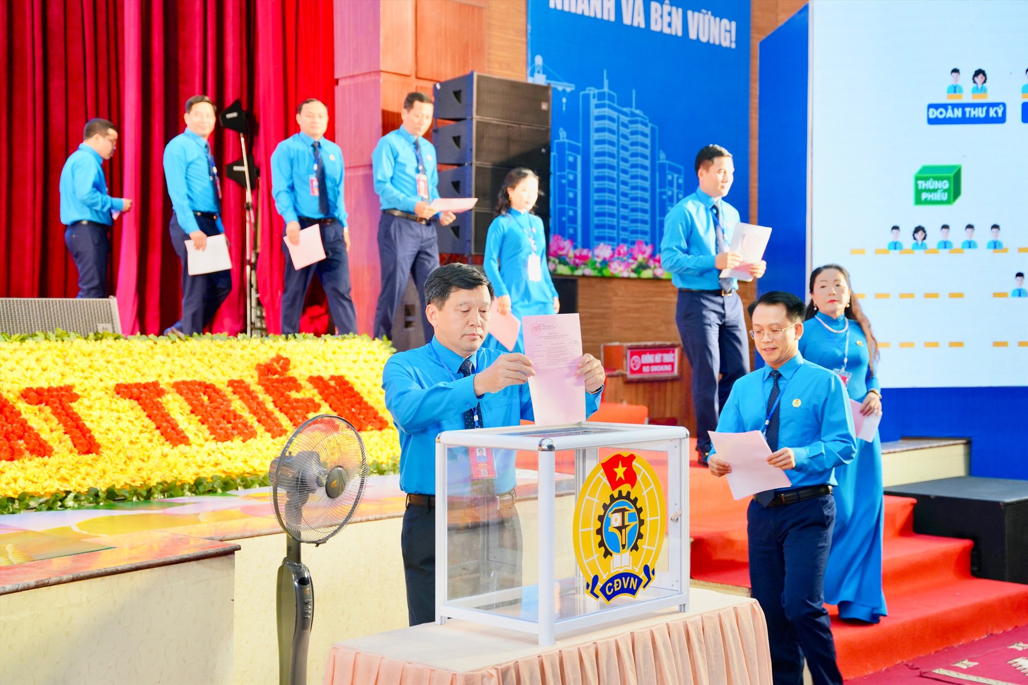 Đại hội bầu đại biểu tham dự Đại hội Công đoàn Việt Nam lần thứ XIII. Ảnh: Quỳnh Trang