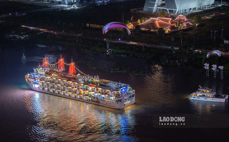 Tàu thuyền tấp nập trong Lễ hội Sông nước lần thứ nhất và cao điểm du lịch hè năm 2023. Ảnh: Nguyễn Khánh Vũ Khoa