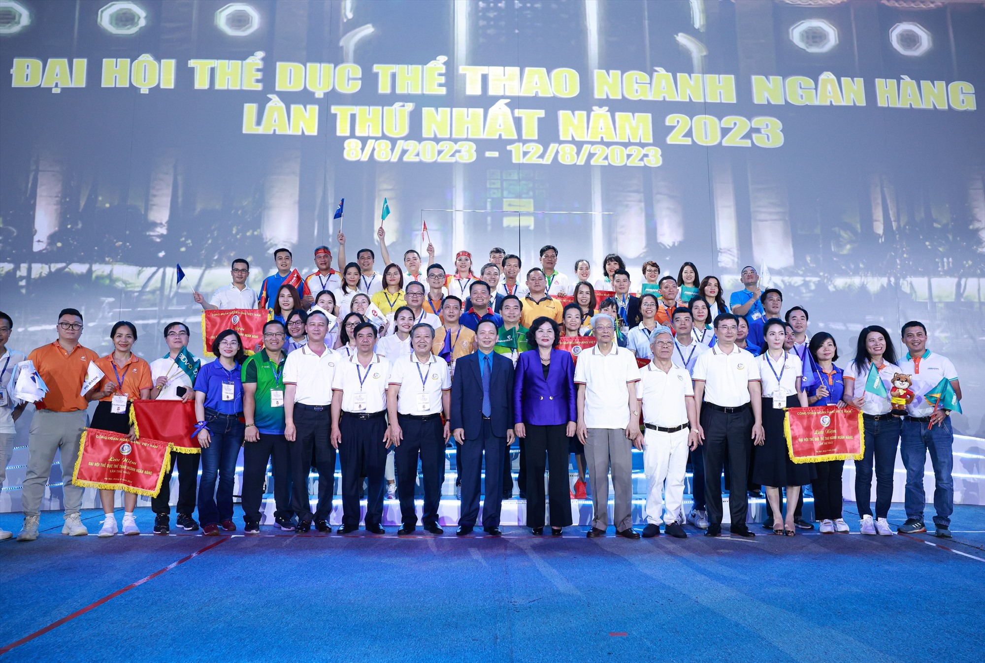 Các vị đại biểu chụp ảnh lưu niệm với các đoàn vận động viên tham gia đại hội. Ảnh: Hải Nguyễn