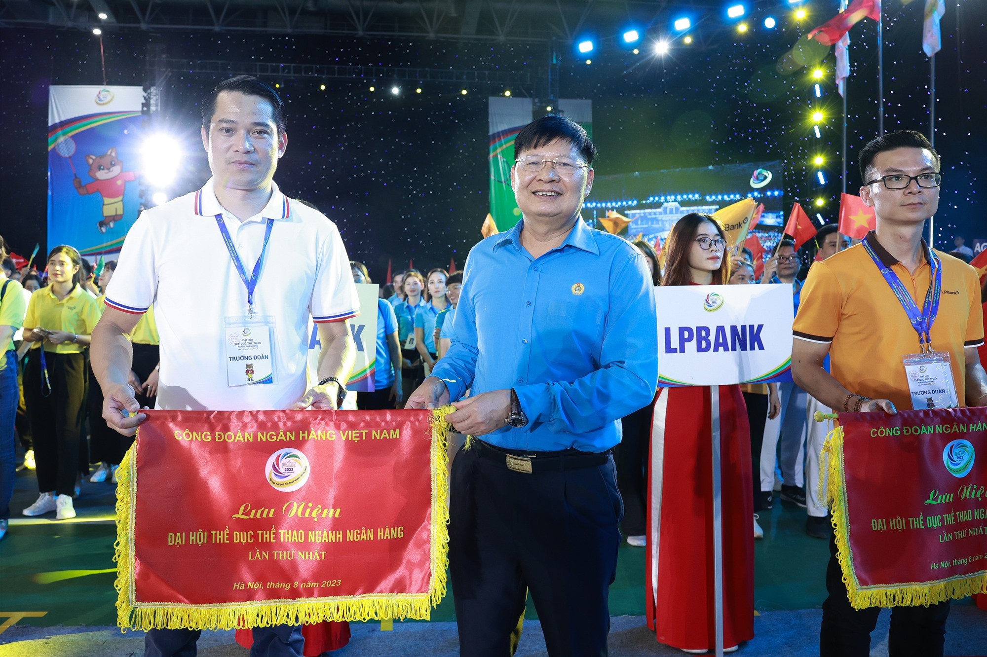 Ông Phan Văn Anh - Phó Chủ tịch Tổng LĐLĐVN (giữa ảnh) tặng cờ lưu niệm các đoàn vận động viên tham gia đại hội. Ảnh: Hải Nguyễn