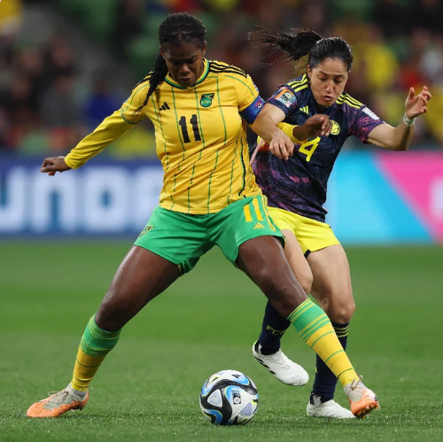 Tuyển nữ Colombia đã kèm tiền đạo Khadija Shaw của Jamaica rất rát, khiến chân sút đang khoác áo Man City không thể ghi bàn. Ảnh: FIFA