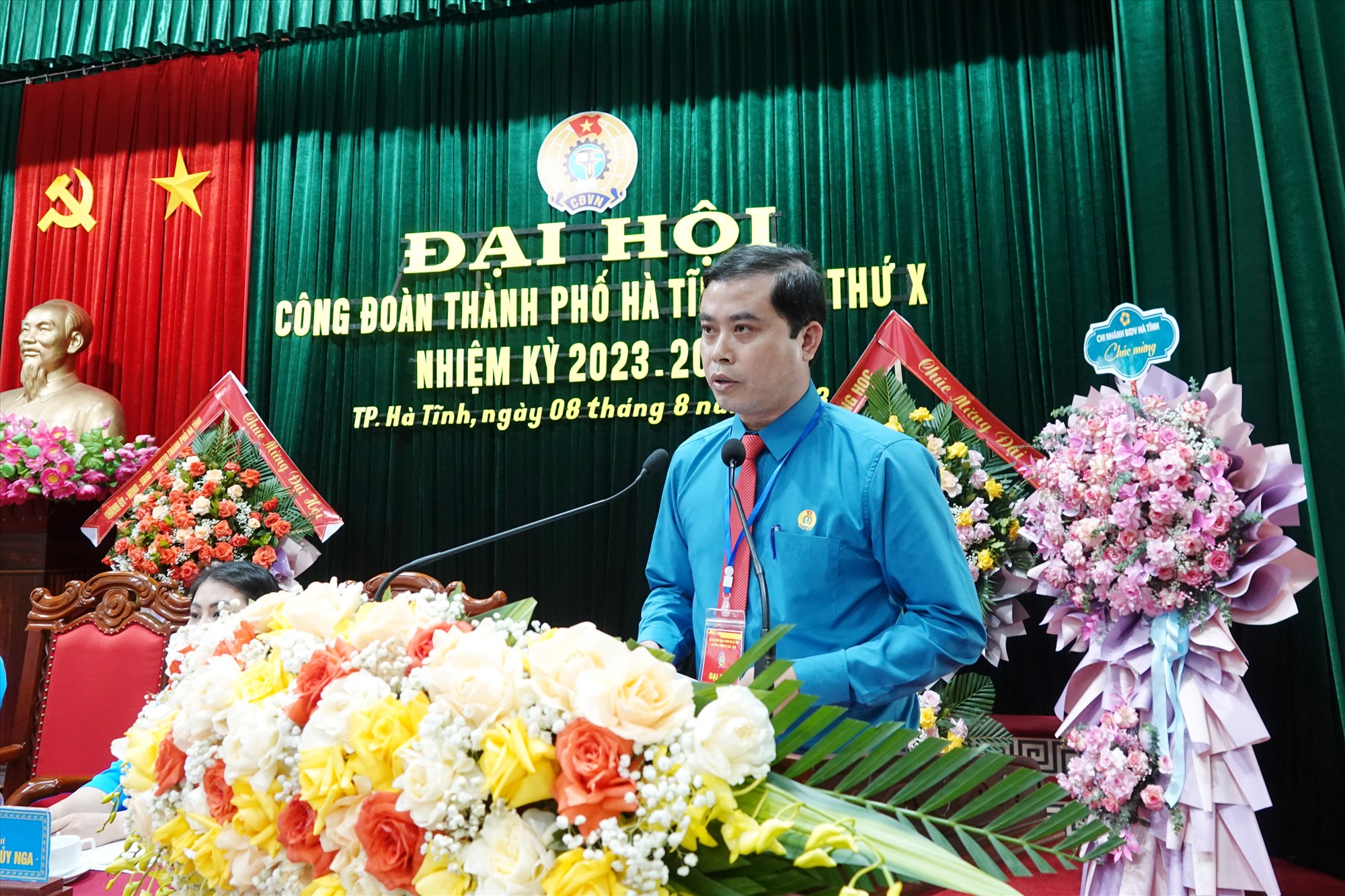 Ông Trần Quốc Đạt - Chánh Văn phòng, Chủ tịch Công đoàn cơ quan HĐND, UBND Thành phố Hà Tĩnh trình bày tham luận về đoàn viên công đoàn tham gia cải cách hành chính, chuyển đổi số. Ảnh: Trần Tuấn.