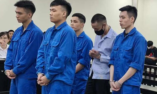 5 trong số các bị cáo liên quan đến vụ án lừa đảo chiếm đoạt tài sản tại phiên toà ngày 8.8. Ảnh: Quang Việt