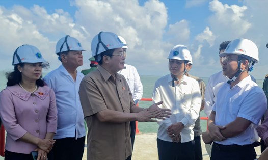 Phó chủ tịch Quốc hội Nguyễn Đức Hải khảo sát thực tế dự án điện gió ngoài khơi tại tỉnh Bạc Liêu. Ảnh: Nhật Hồ