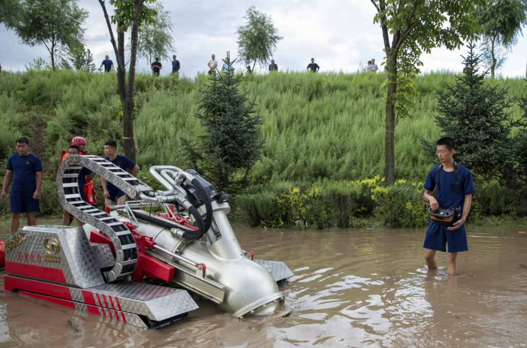 Lính cứu hỏa chống lũ lụt ở Mẫu Đơn Giang, Hắc Long Giang, ngày 5.8.2023. Ảnh: Xinhua