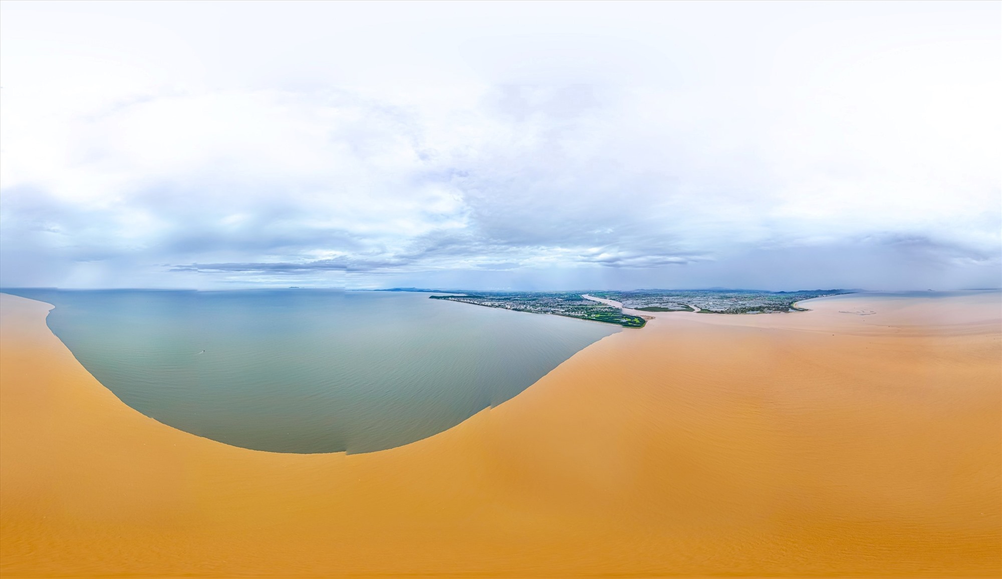 Hiện tượng nước biển Sầm Sơn chuyển thành 2 màu trong sáng ngày 8.8. Ảnh: Lân Nguyễn 