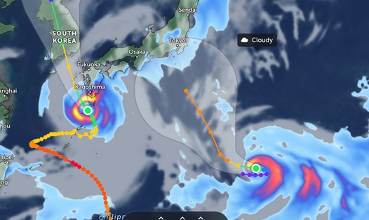 Cơn bão mới đang hình thành gần Nhật Bản trong khi bão Khanun đang tấn công phía nam đất nước. Ảnh: Zoom Earth