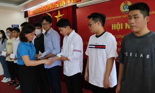 Phó Chủ tịch LĐLĐ tỉnh Thái Bình - bà Phạm Thị Thắng trao quà của LĐLĐ tỉnh cho các cháu vượt khó học giỏi. Ảnh: Bá Mạnh