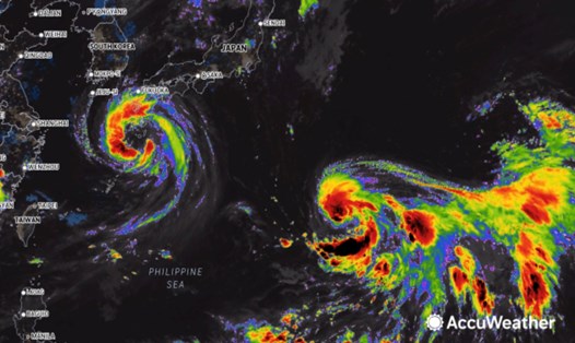 Bão nhiệt đới Khanun (phía trên bên trái) và cơn bão mới Lan (bên phải) trong ảnh vệ tinh của AccuWeather  đêm 8.8, giờ địa phương. Ảnh: AccuWeather 