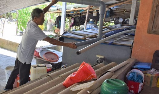 Được đầu tư hệ thống dẫn nước tiền tỉ nhưng người dân xã đảo Tam Hải, Núi Thành, Quảng Nam vẫn hứng nước mưa dự trữ để dùng. Ảnh: Hoàng Bin