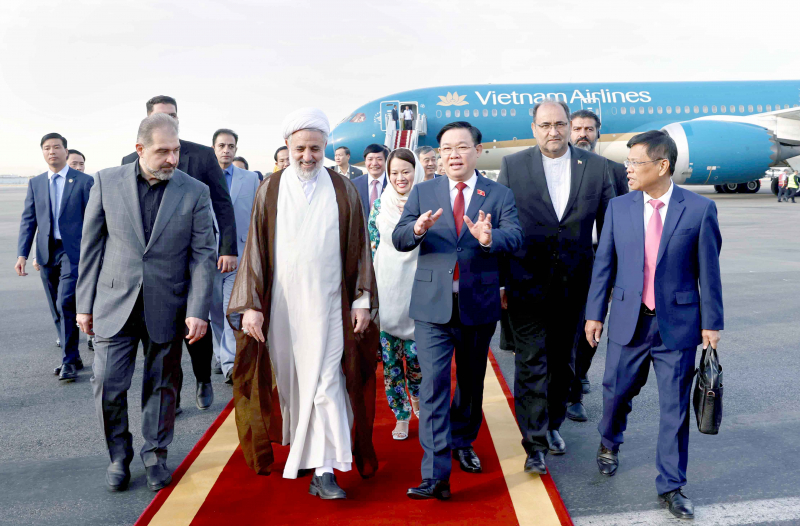 Lễ đón Chủ tịch Quốc hội Vương Đình Huệ và đoàn đại biểu cấp cao Quốc hội Việt Nam tại sân bay Mehrabad, Thủ đô Tehran, Iran, ngày 8.8.2023. Ảnh: TTXVN
