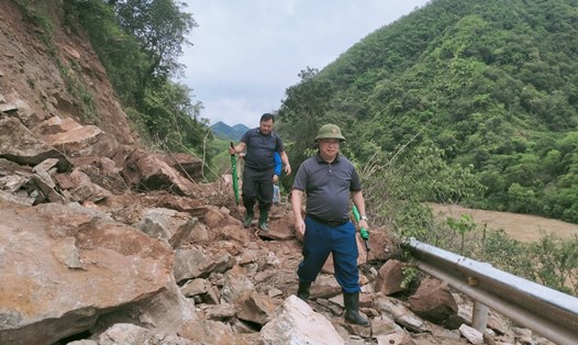 Lãnh đạo huyện Kỳ Sơn kiểm tra hiện trường sạt lở đất tại tuyến đường biên giới. Ảnh: Hải Đăng