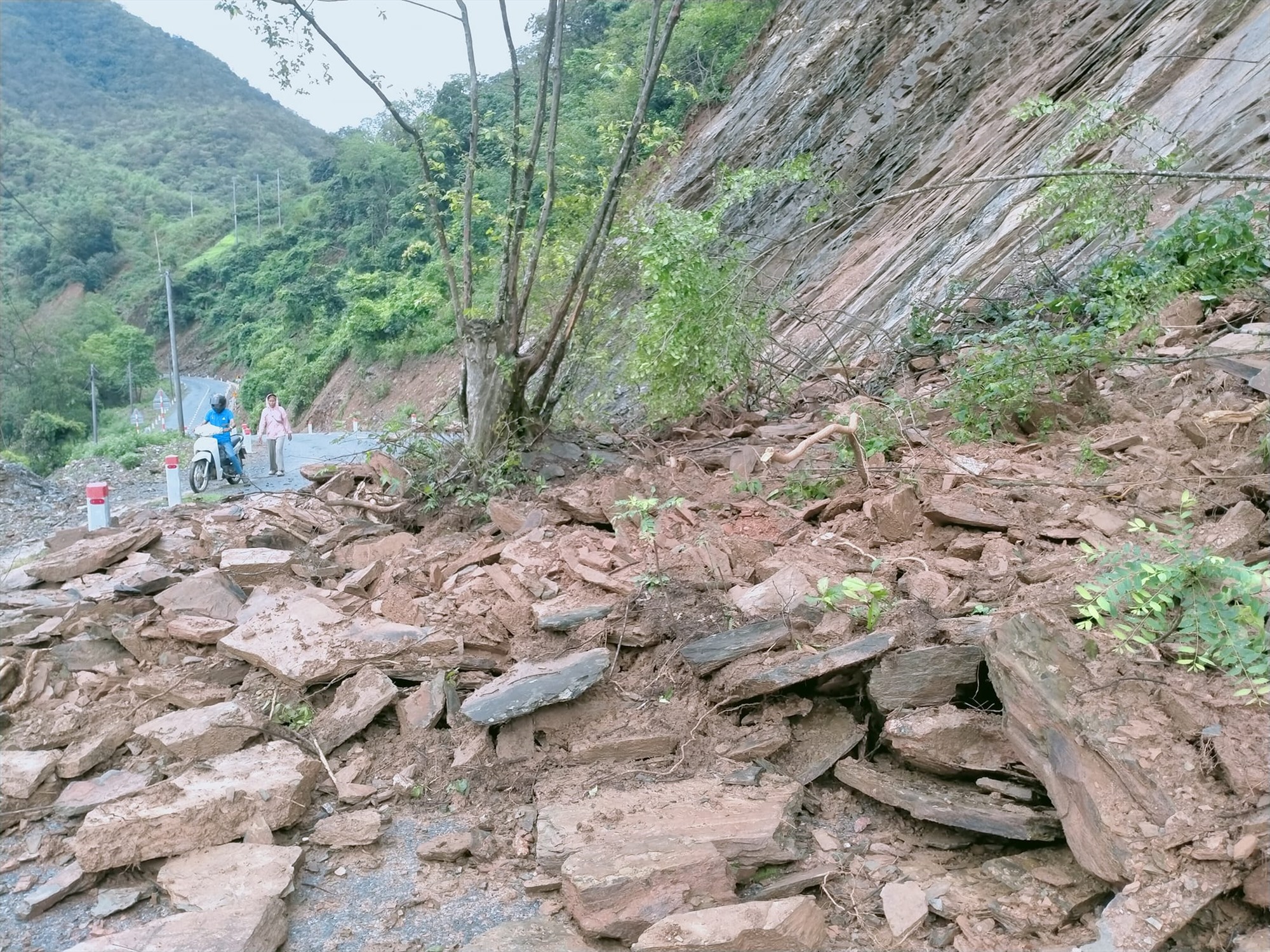 Mưa lớn kéo dài đã gây sạt lở, ách tắc tại nhiều tuyến đường trên địa bàn huyện Kỳ Sơn. Ảnh: Hải Đăng
