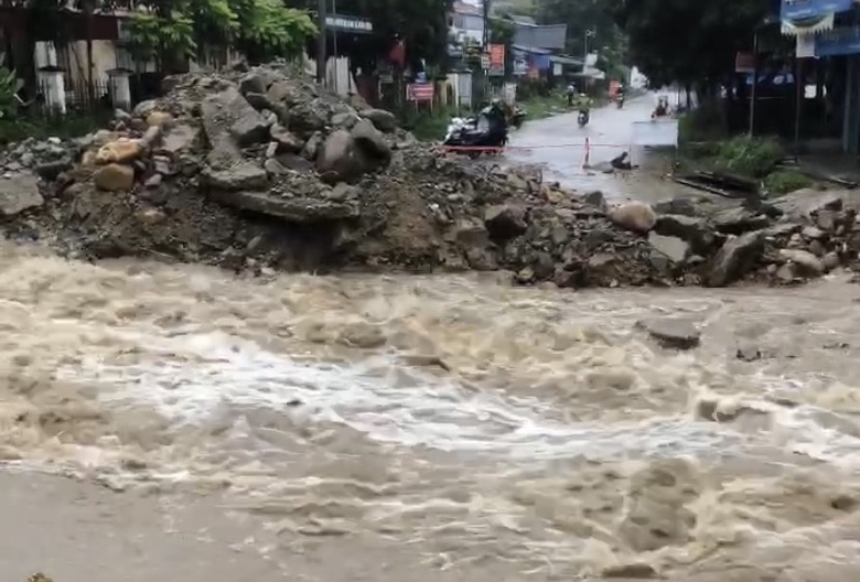 Quốc lộ 279, đoạn qua xã Minh Lương, huyện Văn Bàn, tỉnh Lào Cai bị lũ làm hư hỏng ngầm tràn. Ảnh: Vũ Sơn.