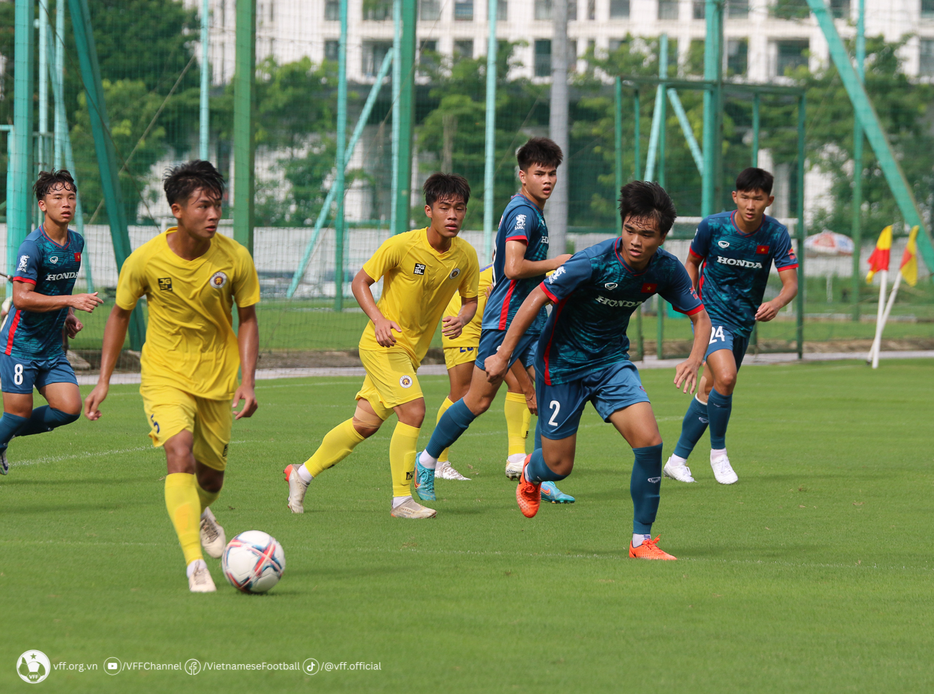 Nguyễn Công Phương (số 2) trong buổi đấu tập với U21 Hà Nội. Ảnh: VFF